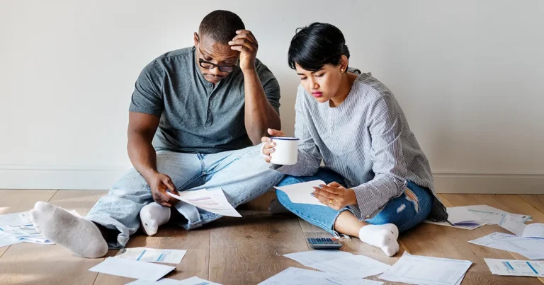 Como sair das dívidas e recomeçar a investir, segundo especialistas