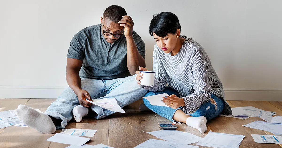 Como sair das dívidas e recomeçar a investir, segundo especialistas