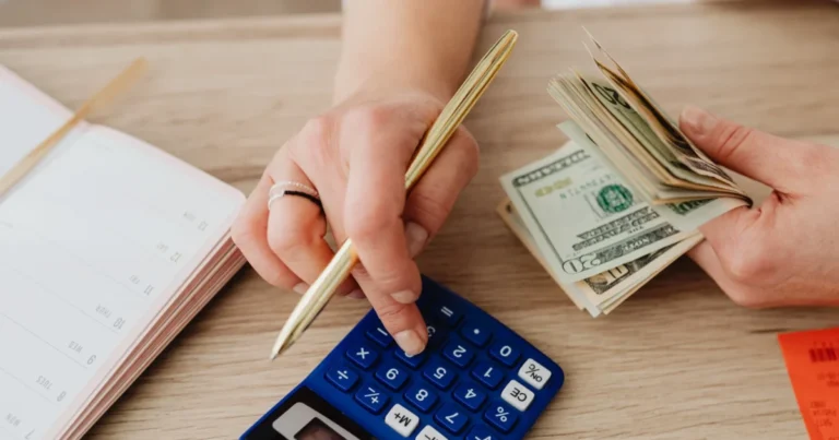 FIIs de Papel ou FIIs de Tijolo: Qual Rende Mais Renda Mensal em 2026?